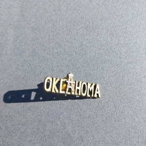 Oklahoma OK Oil Field Gas Rig Cordón atornillado Sombrero Chaqueta Prendedor  - Imagen 1 de 2