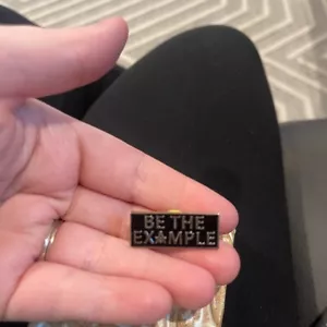 Schwarzer "Be The Example" Pin - Bild 1 von 2