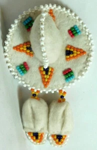 NATIVE AMER MEDIADOS DE SIGLO BROCHE SOMBRERO SIN USAR, EN CAJA, FIELTRO CUENTAS BLANCO HECHO A MANO - Imagen 1 de 3