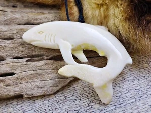 Collar colgante de tiburón tallado a mano joyería de playa surfista - Imagen 1 de 3