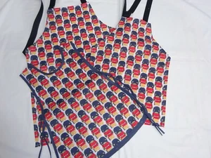 Delantales y tabardas para niños, osos de peluche en uniforme Busby.  Borde marino - Imagen 1 de 2