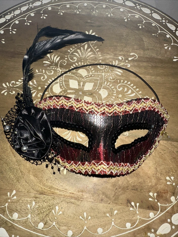 Disfraz de mujer Mascarada Pluma/Negro Rosa Máscara Veneciano Rojo y Negro Mardi Gras Foto 1 de 4
