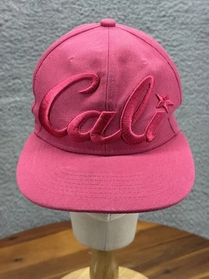 Gorra Cali Snap Back Rosa Bordada Estrella Script Informal Streetwear Foto 1 de 4