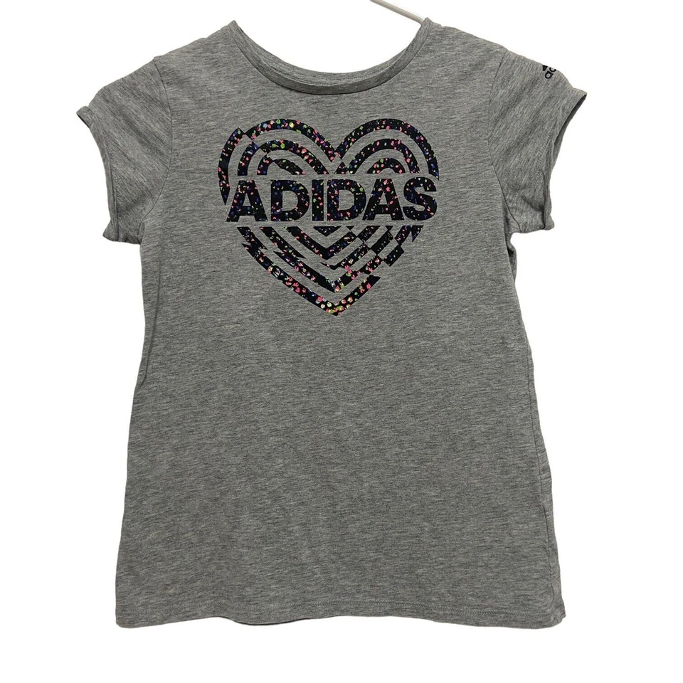 Camiseta Adidas Mediana 10-12 Niñas Gris Corazón Gráfico Foto 1 de 4