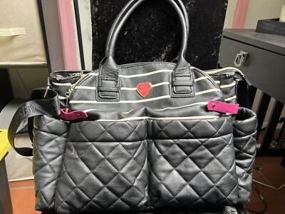 Сумка для подгузников Betsey Johnson с пеленальным ковриком черная белая полоса стеганая с бриллиантами - Изображение 1 из 4