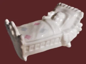WEDGWOOD KIND IM BETT MIT TEDDYBÄR PORZELLAN ORNAMENT ''SWEET DREAMS'' 1996 - Bild 1 von 6