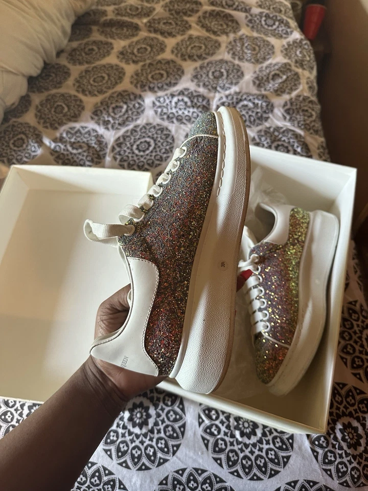 Zapatilla deportiva Alexander McQueen de gran tamaño crema brillante Foto 1 de 4