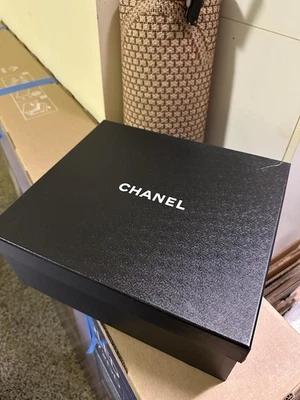 Auténtica caja de zapatos vacía Chanel 13" x 11,25" x 5" Foto 1 de 4