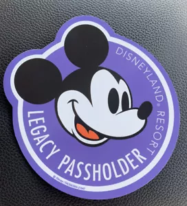 Disneyland Resort Magnet "Legacy Passholder" - Bild 1 von 2