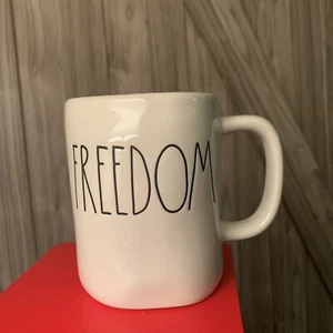 Nueva Taza Rae Dunn FREEDOM Cerámica 18 Onzas Magenta Artesanal Café Té Patriótico - Imagen 1 de 4