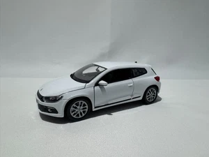 1:24 VW Volkswagen Scirocco 2008-2017 Weiß NEU OVP Modellauto Diecast - Bild 1 von 13