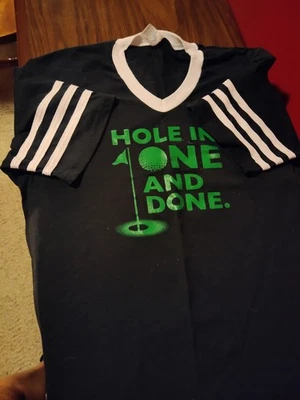 Camiseta cuello en V. Says "Agujero en uno y hecho" para hombre mediano, azul marino Foto 1 de 2