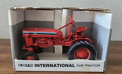 VTG 1993 Ertl International Cub Tractor 1976-1979 #448  Diecast 1:16. Orig Box.  - Image 1 of 4