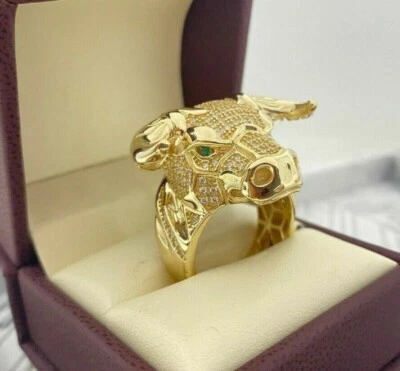 Anillo estilo cabeza de toro de diamantes blancos y verdes de corte redondo para hombre acabado en oro amarillo de 14K Foto 1 de 4