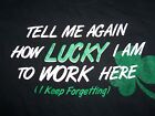 "Tell Me Again How Lucky I Am To Work Here...Keep Forgetting"" grafisches T-Shirt L"