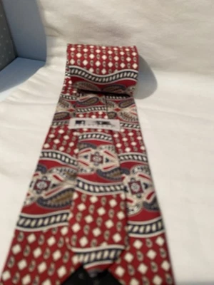 Corbata roja geométrica de cachemira, Jt Beckett 100 % seda Foto 1 de 4