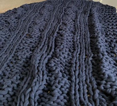 POTTERY BARN КОЛОССАЛЬНЫЙ КОРЕНАСТЫЙ РУЧНОЙ ВЯЗКИ ТЕМНО-СИНИЙ ПЛЕД 44 x 56 - Изображение 1 из 4