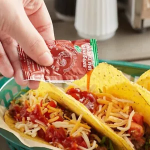 Huy Fong pacchetto salsa paperoncino piccante 7 grammi Sriracha - 50 confezioni - vegano - kosher-keto - Foto 1 di 2