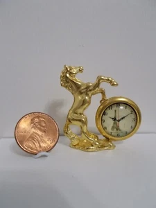 Casa delle bambole cavallo d'oro in miniatura con due orologi statua arte scala 1:12 - mantello nuovo!! - Foto 1 di 7