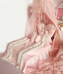 Puppenhaus Bettset im Maßstab 1:12 mit Spitzenbettwäsche & Baldachin Miniaturkissen - Bild 1 von 10