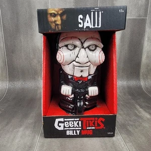 Tazza Geeki Tikis Saw Billy The Puppet 18 oz tazza horror ceramica nera nuova - Foto 1 di 7