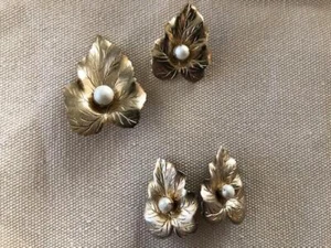 VINTAGE SARAH COVENTRY LEAF BROOCH SET AND MATCHING CLIP ON EARRING SET - Picture 1 of 4
