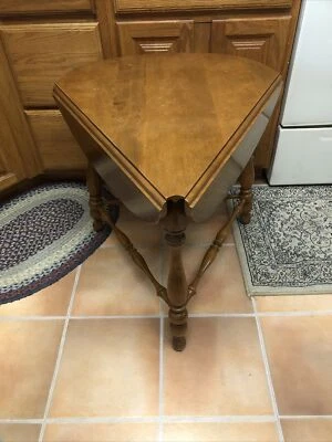 Ethan Allen Solid Maple Brown DROP LEAF clover Shape Accent Side Table Vintage - Image 1 of 4