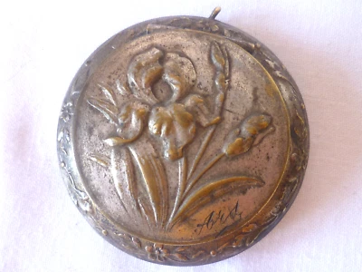 ANCIEN PETIT POUDRIER ART NOUVEAU DÉCOR D'IRIS SOUVENIR D'ARS - Photo 1/4