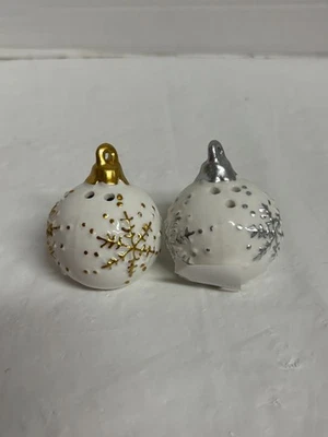 Cracker Barrel White Gold & Silver Bulbs Salt & Pepper Shaker Set 2025 FREE SHIP - Image 1 of 3