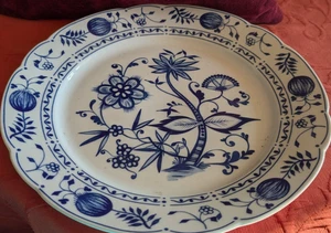 Kahla , DDR, Zwiebelmuster Porzellan Teller Kuchenteller, Durchm. 28 cm H. 3 cm. - Bild 1 von 4