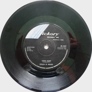Dean & Mark Kissin Games 7" Hickory 451227 EX 1963 Kissin Games/With Tears In My - Imagen 1 de 7