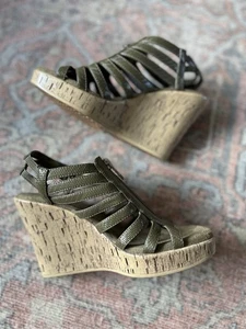 Aerosoles Track Star Plateau-Keilsandalen aus Kunstkork grüne Absätze Damengröße 5 " - Bild 1 von 8