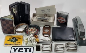 Lote de cajones de chatarra vintage Harley Davidson Swingline Timberland USS Iowa Dice Razor - Imagen 1 de 24