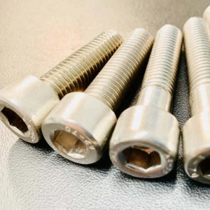 Bullone a brugola con tappo a bussola M8 A2/304 acciaio inox sotto 45 mm - Foto 1 di 18