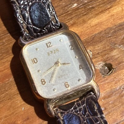 Vintage 1928 Brand ladies quartz Swiss Made Watch Works w new battery - Image 1 of 4