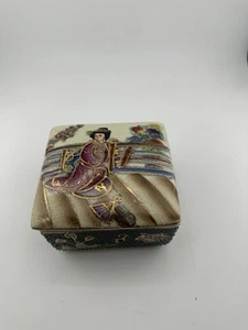 Beautiful Vintage Japanese Hand Painted Moriage Satsuma Trinket / Jewelry Box. - Picture 1 of 12