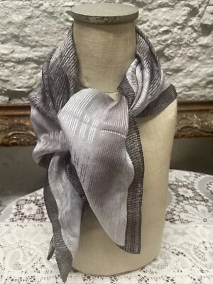 Ellen Tracy 真丝围巾银色灰色 21x21 英寸 — 第 1/4 张图片