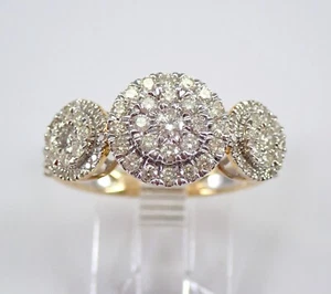 Anillo de compromiso de oro amarillo con halo de tres piedras y diamantes talla 7 pasado presente futuro - Imagen 1 de 7
