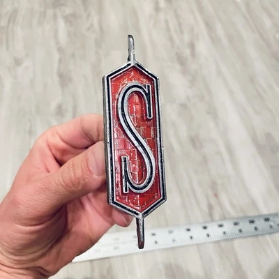 Oldsmobile Cutlass S 1971-1972 emblema delantero OEM 402477 adorno insignia suprema Foto 1 de 4