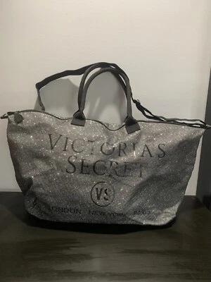 Bolso de viaje de fin de semana VS Victoria’s Secret plateado negro brillante con cremallera Foto 1 de 4