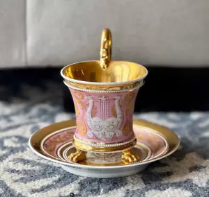 Antico strumento KPM porcellana rosa pergamena bordo dorato piedini tazza e piattino - Foto 1 di 18
