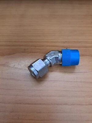 Swagelok SS-400-5-4     1/4 t x 1/4  NPT   45 angle - Image 1 of 2