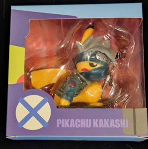 POKEMON PVC - Pikachu COSPLAY Naruto - SCATOLA con supporto - Pikachu KAKASHI - 3 pollici - Foto 1 di 8