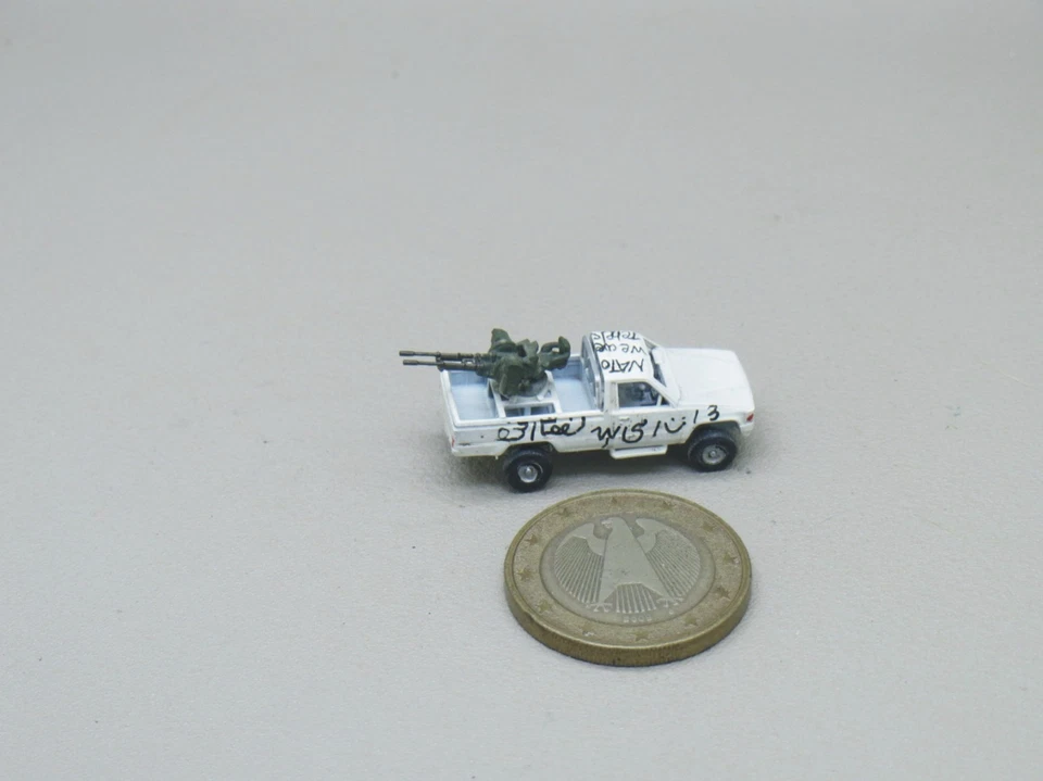 TOYOTA HILUX 1/144 CON ZU-23-2 Foto 1 de 1