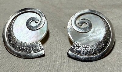 Fino par de pendientes de plata de ley artesanales hechos a mano vintage de madre perla concha Foto 1 de 4