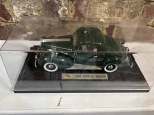 Pontiac Deluxe 1936, Green 1:18 with Case - Picture 1 of 12