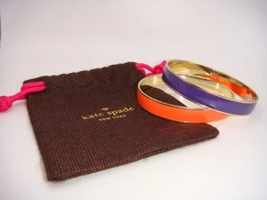 SET BESTEHEND AUS ZWEI KATE SPADE NEW YORK EMAILLE ARMREIF ARMBÄNDERN LILA ORANGE MIT TASCHE - Bild 1 von 10