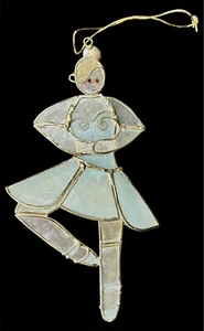 Bailarina de alambre tono dorado Capiz Shell adorno de Navidad Suncatcher - Imagen 1 de 3