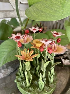 Seltener Erzgebirge Kerzenhalter Metall – handbemalte Blumenwiese, ca. 1960er - Bild 1 von 5