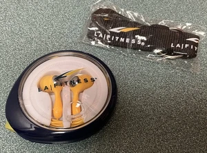 AURICULARES con estuche y llavero LA Fitness exclusivos para miembros - Nuevos - Imagen 1 de 3